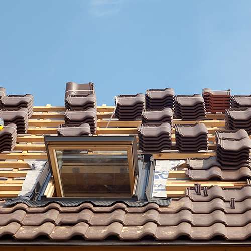 Travaux de revêtement de couverture sur un toit